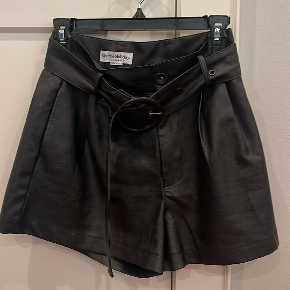 Leather shorts with buckle